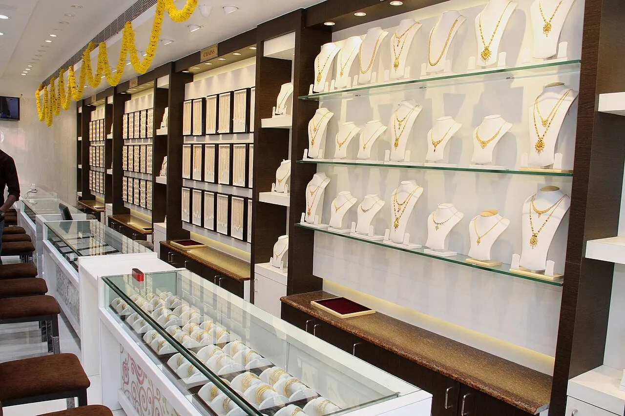 Malabar Gold & Diamonds Showroom Jobs 2026 – Store Roles in Kerala, Bengaluru, Hyderabad, Mumbai & Delhi NCR, Salary and How to Apply